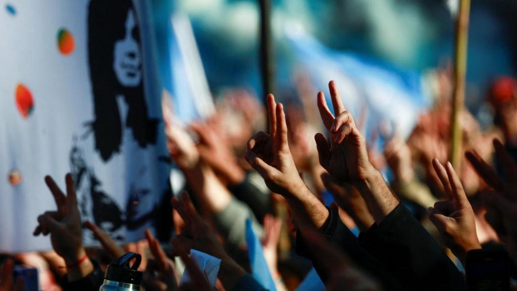 Partidarios de la expresidenta argentina Cristina Fernández de Kirchner marchan por Buenos Aires en contra de su arresto domiciliario para cumplir su condena a 6 años de prisión.