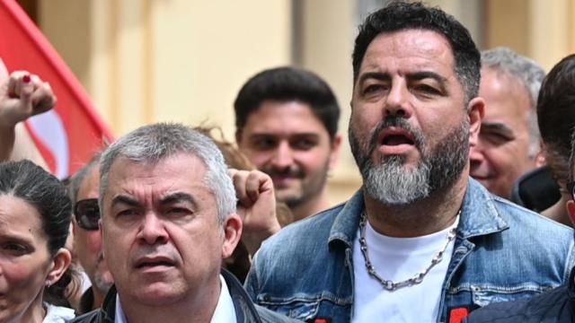 Alzórriz, vicesecretario general del PSN-PSOE y portavoz socialista en el Parlamento de Navarra, junto a Santos Cerdán en una convocatoria por el día de los trabajadores.