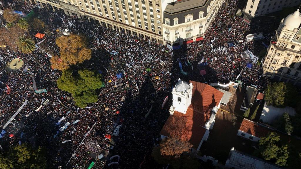 Una vista aérea muestra una abarrotada  Plaza de Mayo por los partidarios de Cristina Fernández de Kirchner.