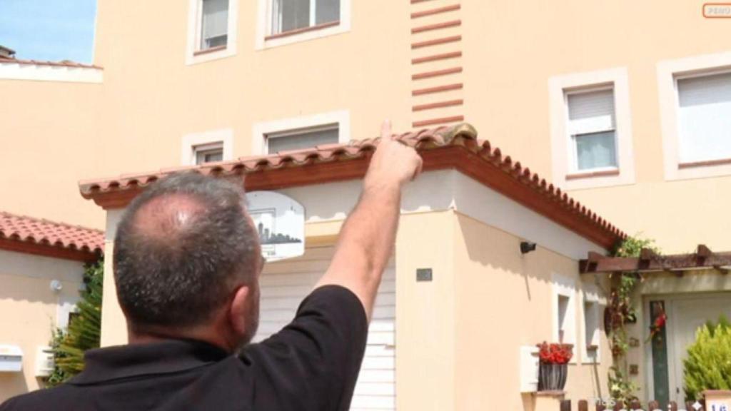 Joaquín, víctima de okupación, enseñando su casa.