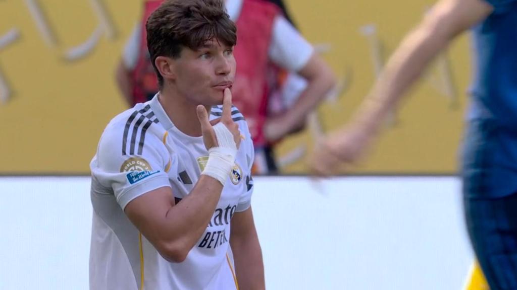 Fran García se señala la boca.