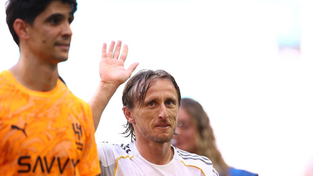 Luka Modric agradece el apoyo a los aficionados presentes en el Hard Rock Stadium.