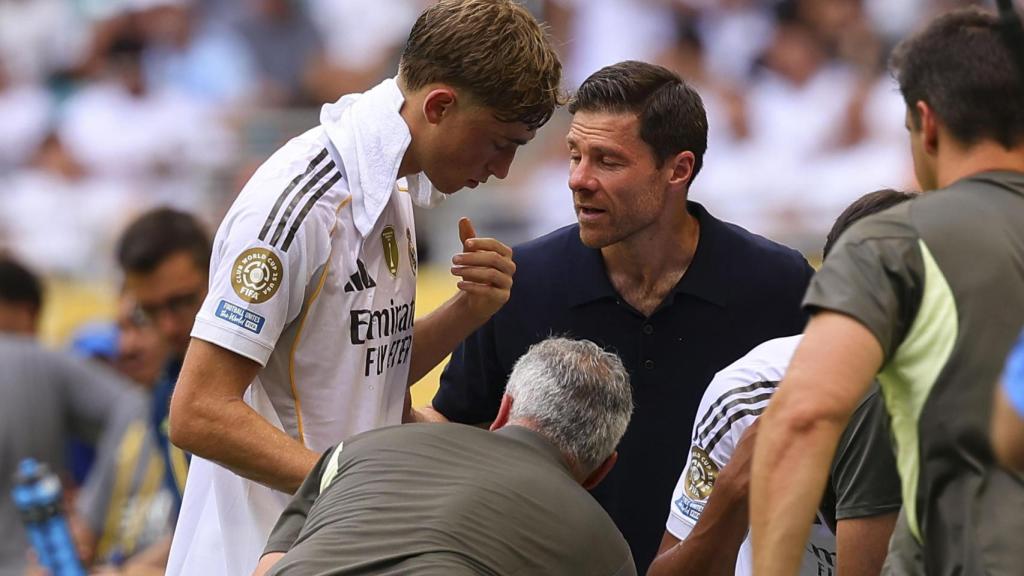 Dean Huijsen recibe órdenes de Xabi Alonso.