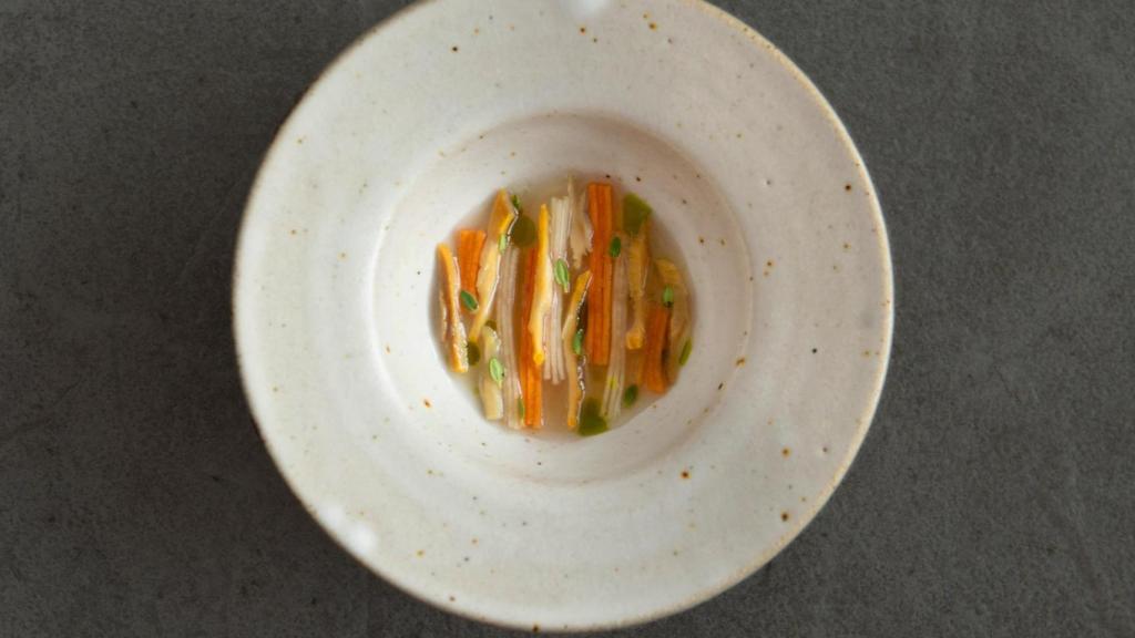 Caracol de mar. Grosellas encurtidas. Salsa lactofermentada, uno de los platos de la propuesta de Paz.