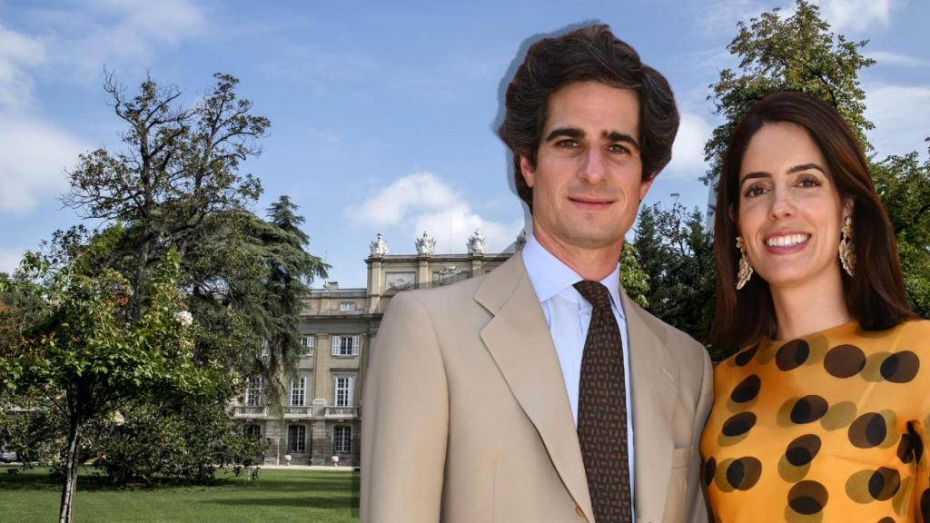 Los duques de Huéscar junto al Palacio de Liria, en un montaje de JALEOS.