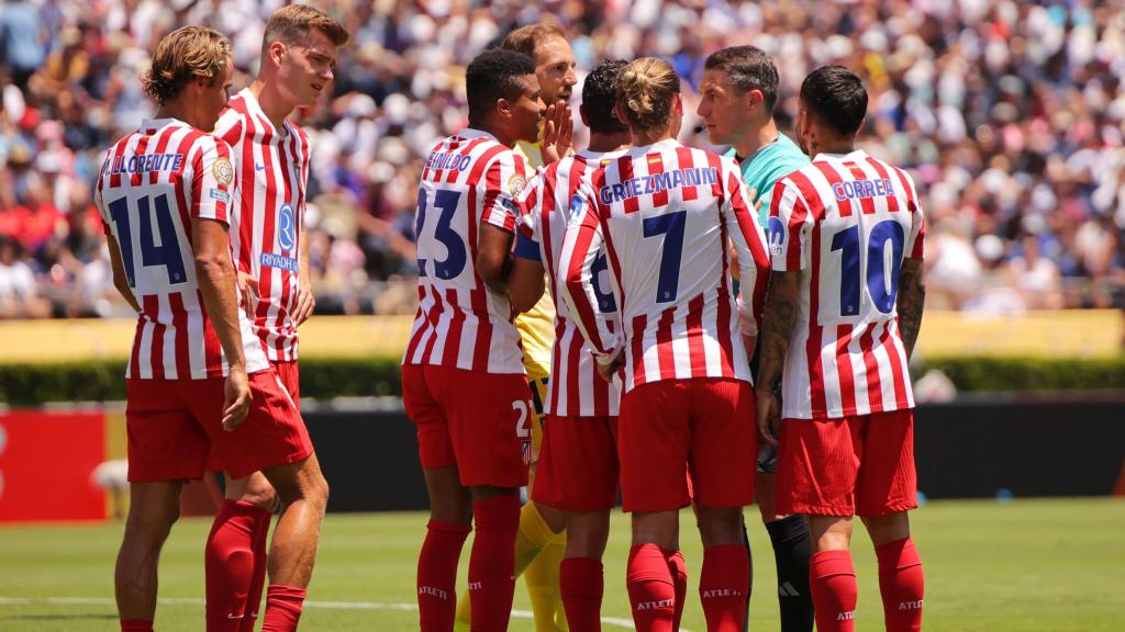 Los jugadores del Atlético de Madrid protestan al árbitro durante el partido frente al PSG
