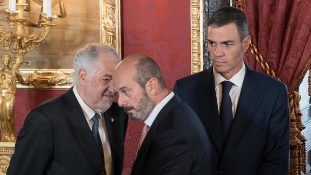 Cándido Conde-Pumpido, presidente del TC; Pedro Rollán, presidente del Senado; y Pedro Sánchez, presidente del Gobierno, en el acto de los 40 años de la firma del tratado de Adhesión a la UE.