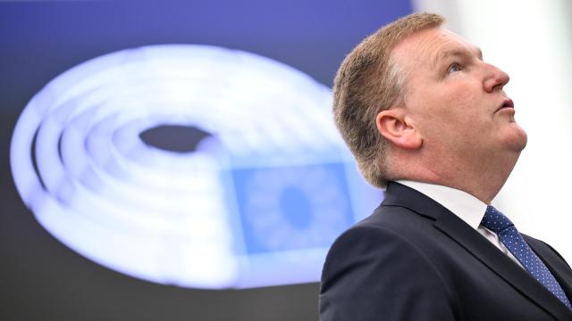 El comisario de Justicia, Michael McGrath, durante el pleno del Parlamento Europeo, en Estrasburgo.