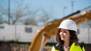 La presidenta de la Comunidad de Madrid, Isabel Díaz Ayuso, durante su visita a las obras del Plan Vive de alquiler asequible en Getafe en 2023.