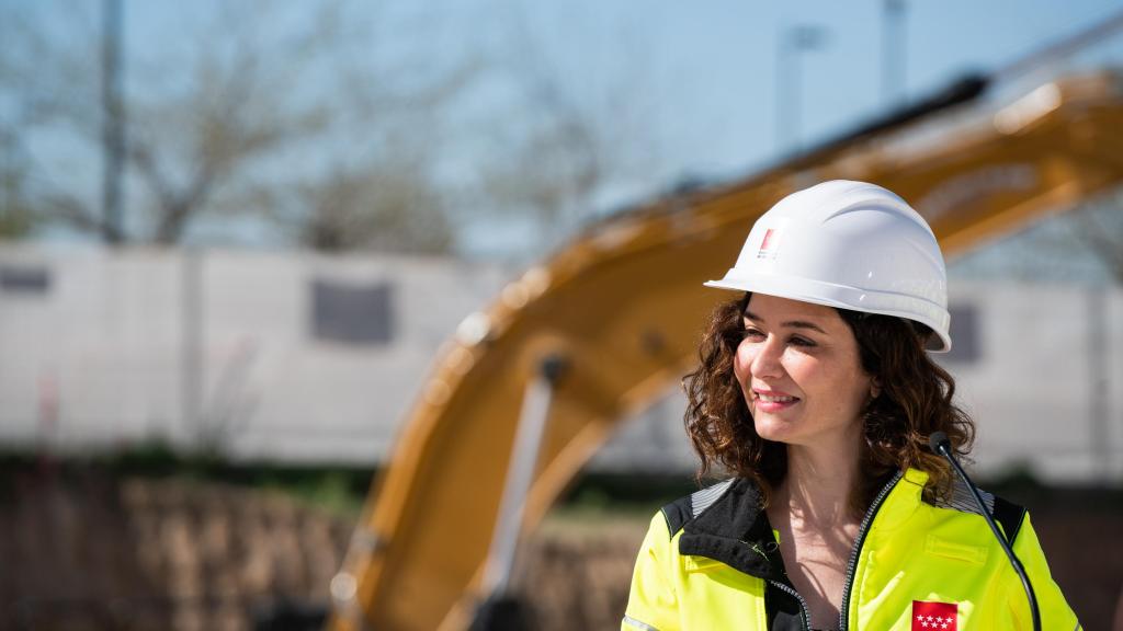La presidenta de la Comunidad de Madrid, Isabel Díaz Ayuso, durante su visita a las obras del Plan Vive de alquiler asequible en Getafe en 2023.
