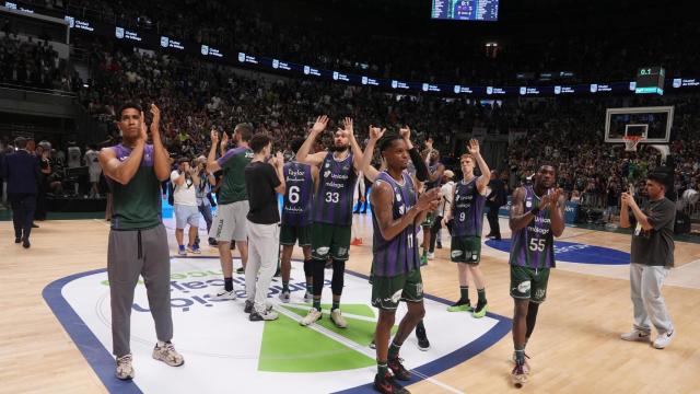 Los jugadores del Unicaja se despiden de su afición tras la eliminación en el playoff de la Liga Endesa