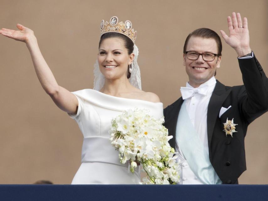 La pareja real saluda desde palacio tras el enlace.