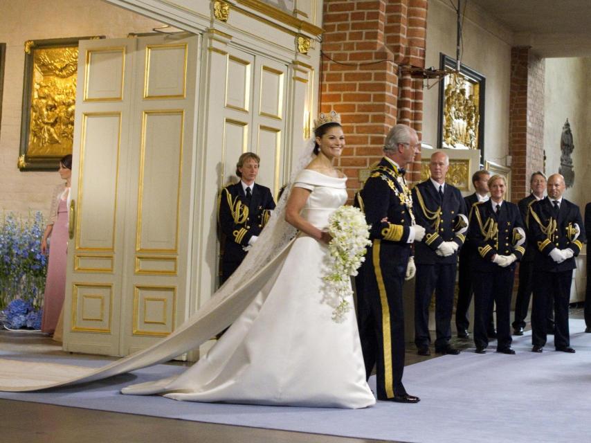 La Princesa, del brazo de su padre, el rey Carlos Gustavo.