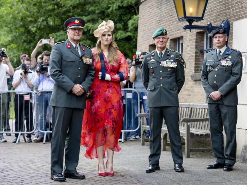 La Princesa lleva el brazo escayolado tras su accidente hípico.