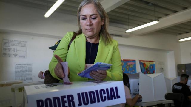 Silvia Delgado, exabogada defensora del líder del Cártel de Sinaloa, Joaquín El Chapo Guzmán, en 2016 y actual candidata a jueza penal, emite su voto durante las elecciones de jueces y magistrados, en Ciudad Juárez, México, el 1 de junio de 2025.