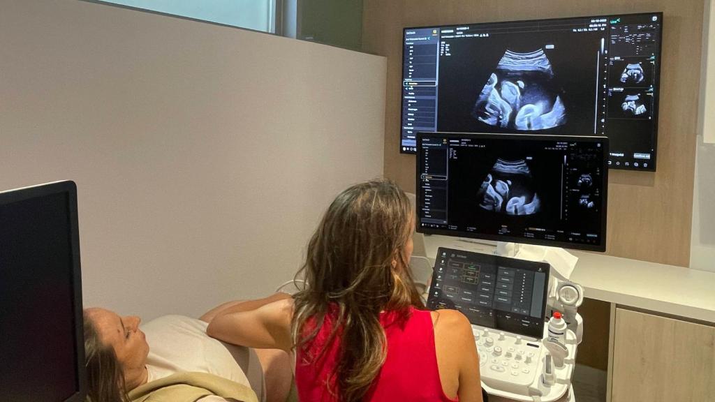 La doctora María del Mar Gil realizando una ecografía con el equipo Z20 de Samsung.