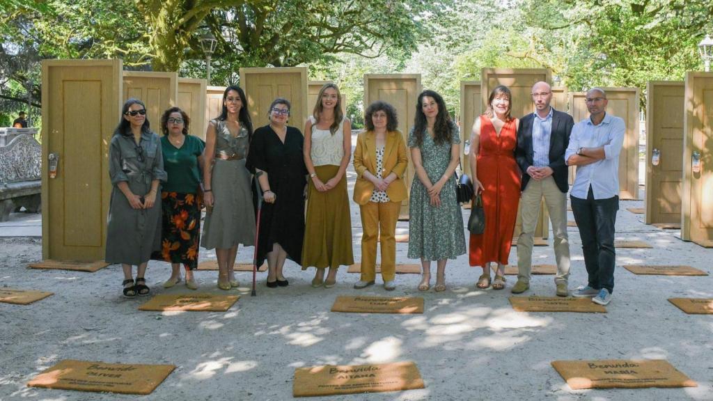 La conselleira de Política Social e Igualdade, Fabiola García, junto a la alcaldesa de Santiago, Goretti Sanmartín, en la campaña lanzada por Acougo.