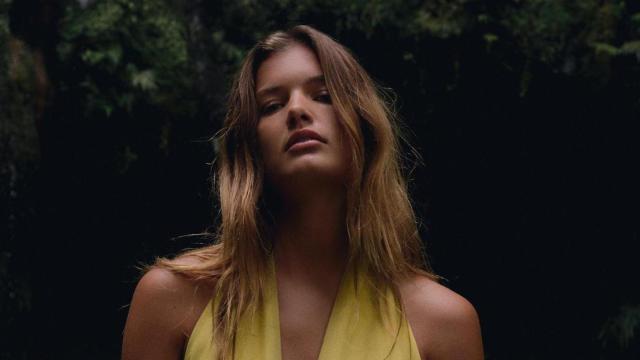 Modelo de Zara luciendo el vestido.