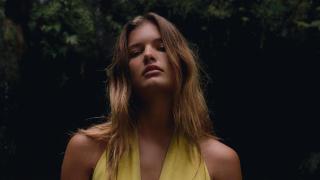 Modelo de Zara luciendo el vestido.