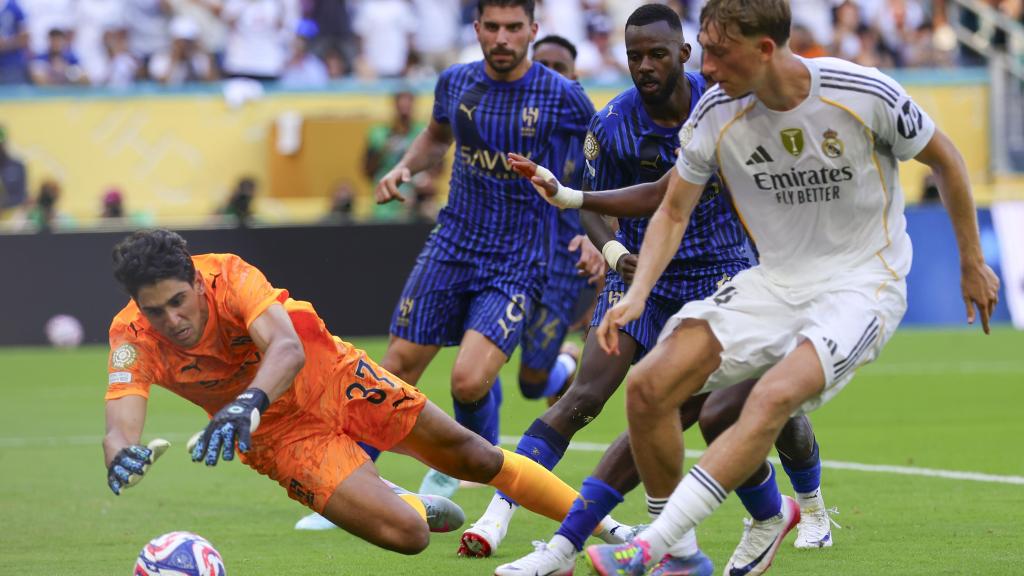 Dean Huijsen remata a puerta en el partido ante el Al Hilal.