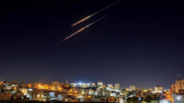Misiles iraníes volando sobre la localidad de Hebrón, en la Cisjordania ocupada.