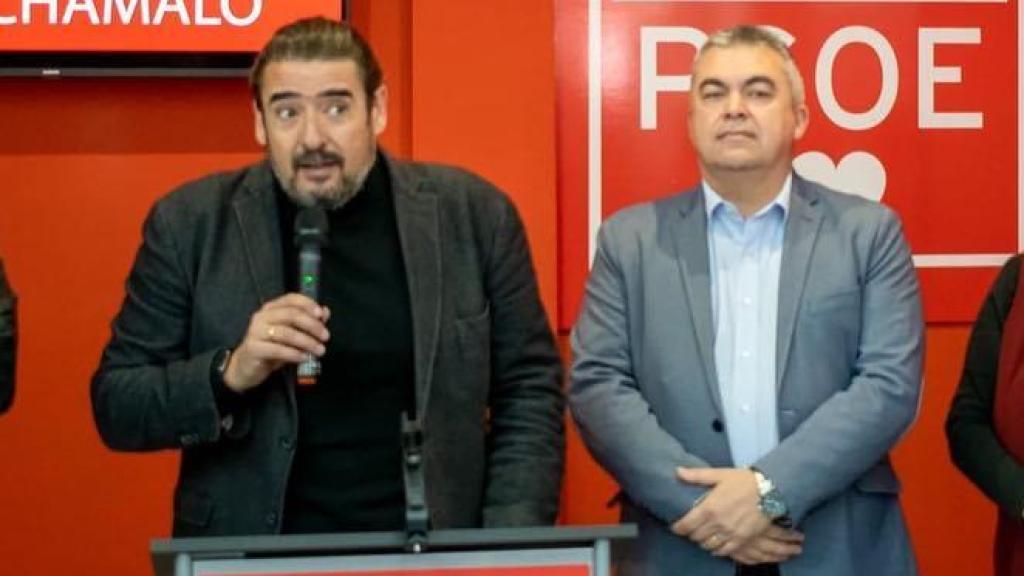 Rafael Esteban, alcalde de Marchamalo, junto a Santos Cerdán durante la inauguración de la Casa del Pueblo en febrero de 2023.