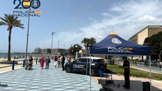 El puesto de la Policía Nacional en la playa del Postiguet de Alicante.