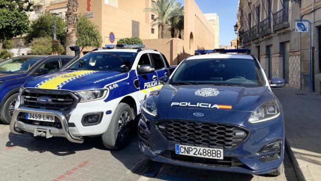 Coches de la Policía Nacional y Local de Orihuela en imagen de archivo.
