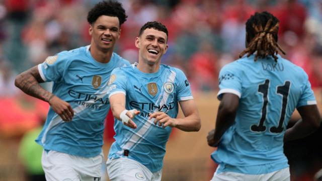 Phil Foden celebra su primer gol con Nico O'Reilly y Jeremy Doku