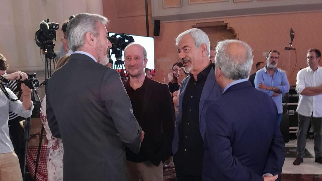El presidente de Aragón, Jorge Azcón hablando con Carlos Sobera en la presentación.
