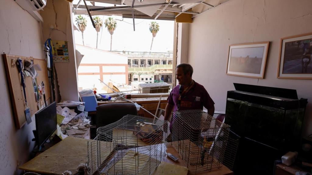 Así ha quedado el despacho de un médico.