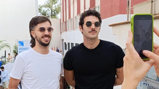 Dani (i) y 'Jota' (d), guitarrista y batería de Arde Bogotá, este jueves, antes de la entrevista con EL ESPAÑOL.