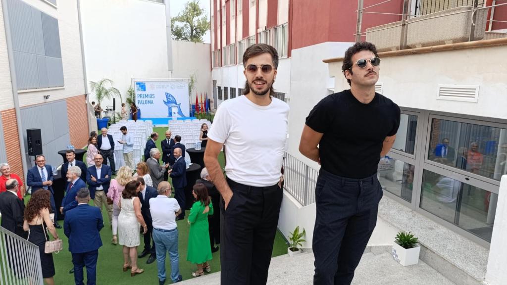 Dani y 'Jota', de Arde Bogotá, antes de recoger el premio 'Palomas del Turismo' que entrega The Open Faculty.