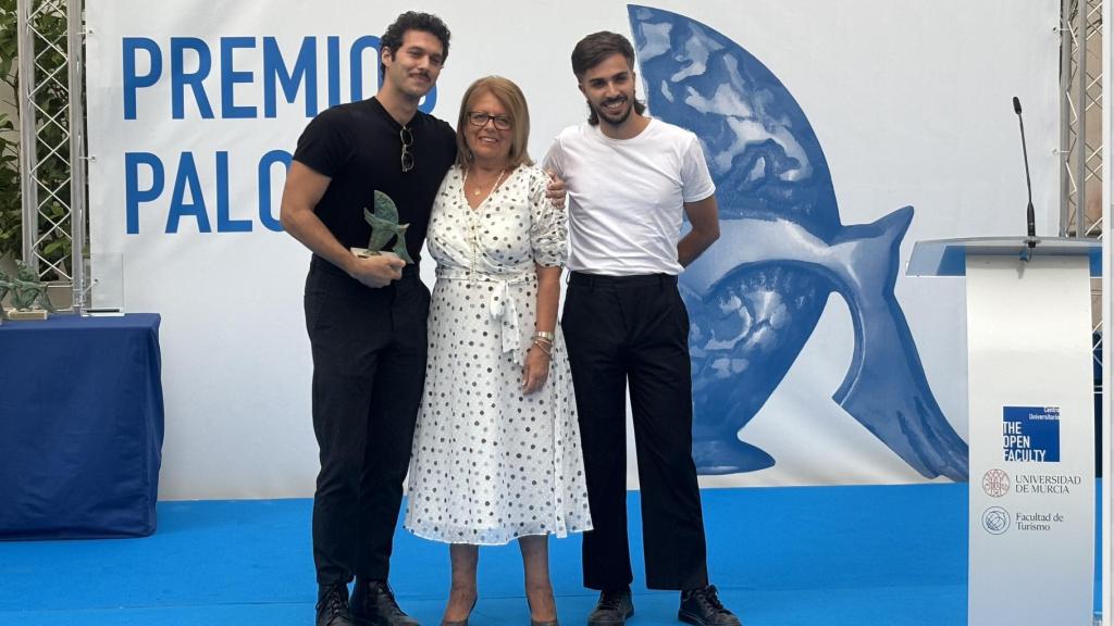 Dani y 'Jota', de Arde Bogotá, reciben el premio 'Palomas del Turismo' de manos de la decana de la Facultad de Turismo de la Universidad de Murcia, María Isabel Sánchez-Mora.