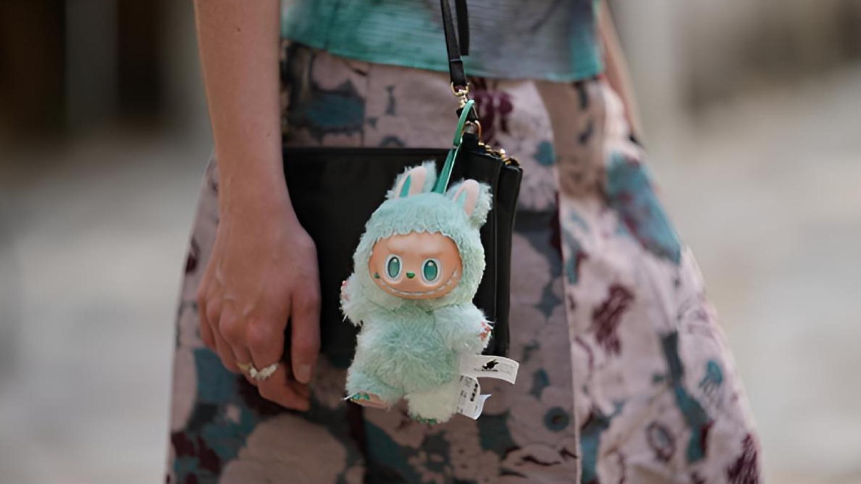 Detalle de un Labubu en el 'street style'.