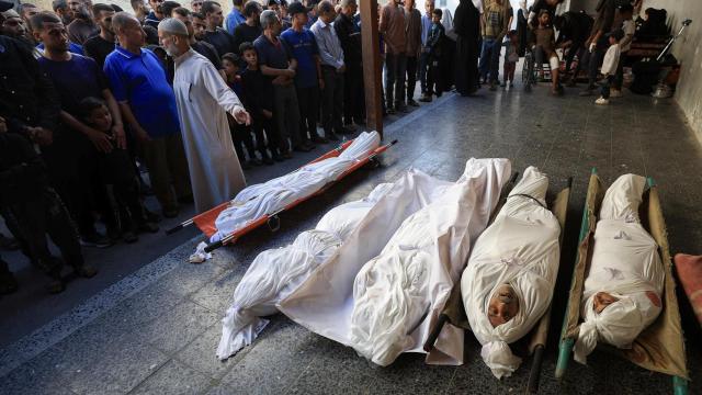 Funeral de varios palestinos muertos por ataques de Israel contra un centro de reparto de ayuda el 18 de junio.