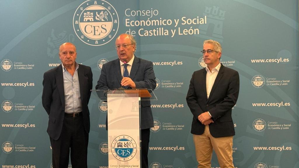Prudencio Prieto Cardo, presidente de la Unión de Consumidores de Castilla y León y vocal de la Confederación ConsumES; y Enrique Cabero Morán, presidente del CES de Castilla y León; y Miguel López Crespo, presidente de la Confederación ConsumES