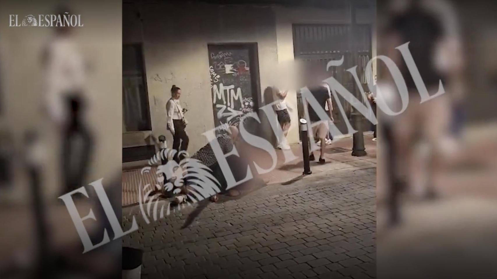 El momento en el que dos policías reducen a un hombre magrebí de 35 años.