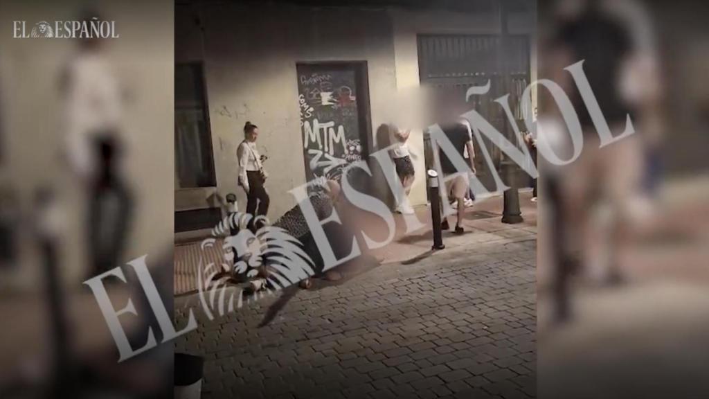 El momento en el que dos policías reducen a un hombre magrebí de 35 años.