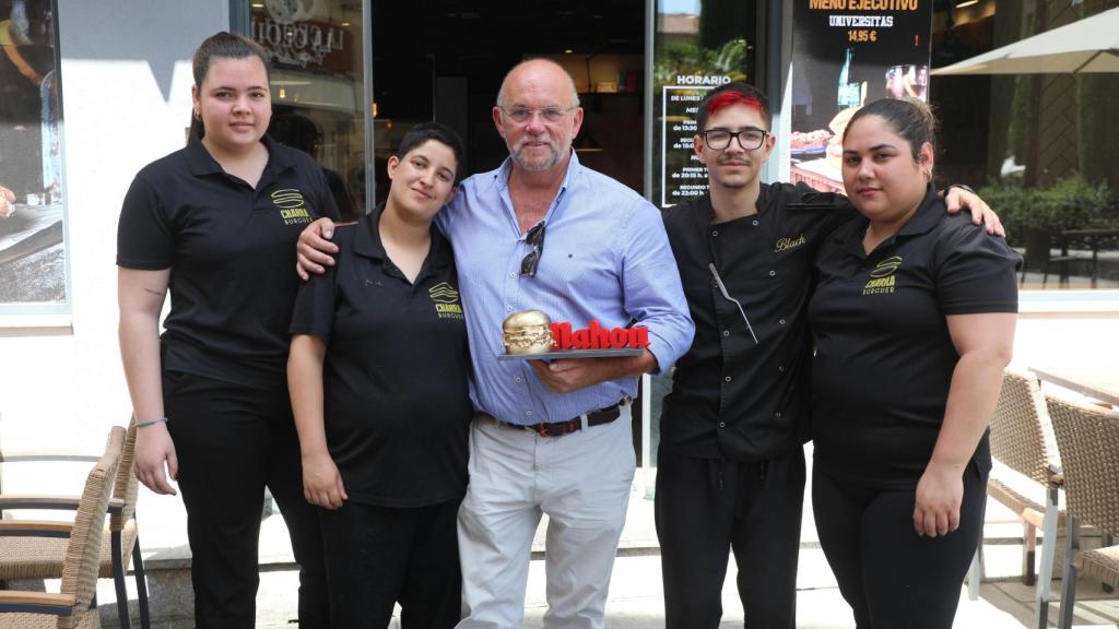 José Martín, gerente de la Charra Burguer, junto a su equipo de cocina