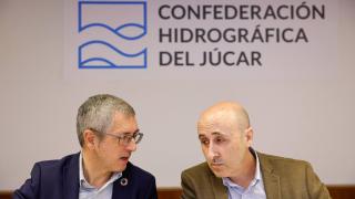 El secretario de Estado de Medio Ambiente, Hugo Morán (izqda), y el presidente de la CHJ, Miguel Polo. Efe / Ana Escobar