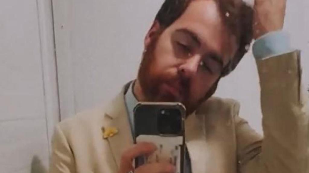 El actor Adrián Pino, en uno de los vídeos que sube a sus redes sociales.