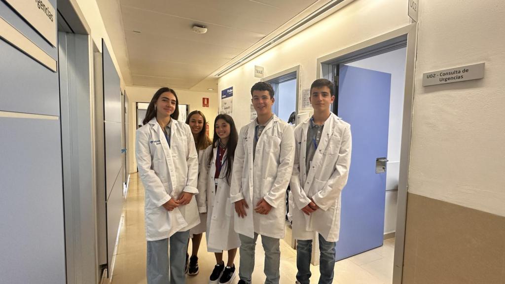 Alumnos de 4º ESO del Colegio Brains conociendo el día a día del Hospital Universitario Vithas Las Palmas.