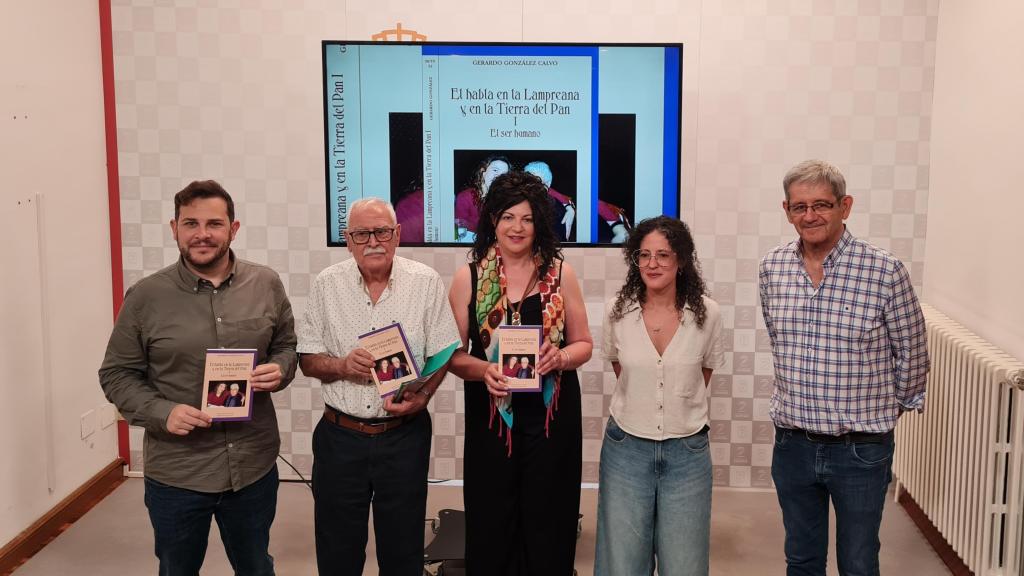 El vicepresidente primero de la Diputación de Zamora y diputado de Educación, Cultura y Turismo, Víctor López de la Parte, la gerente de la Editorial Semuret, Judit Pino, el autor de la obra, Gerardo González Calvo, y el director de la colección, Juan Manuel Rodríguez Iglesias, en la presentación del libro
