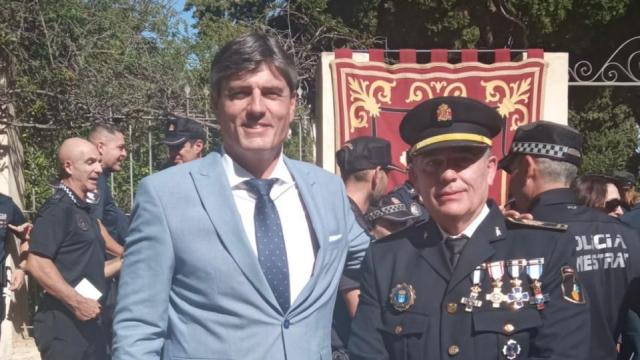 El alcalde de La Vila, Marcos Zaragoza, con uno de los inspectores nombrados por él.