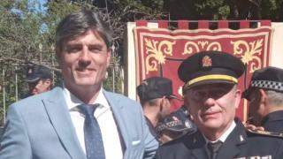 El alcalde de La Vila, Marcos Zaragoza, con uno de los inspectores nombrados por él.