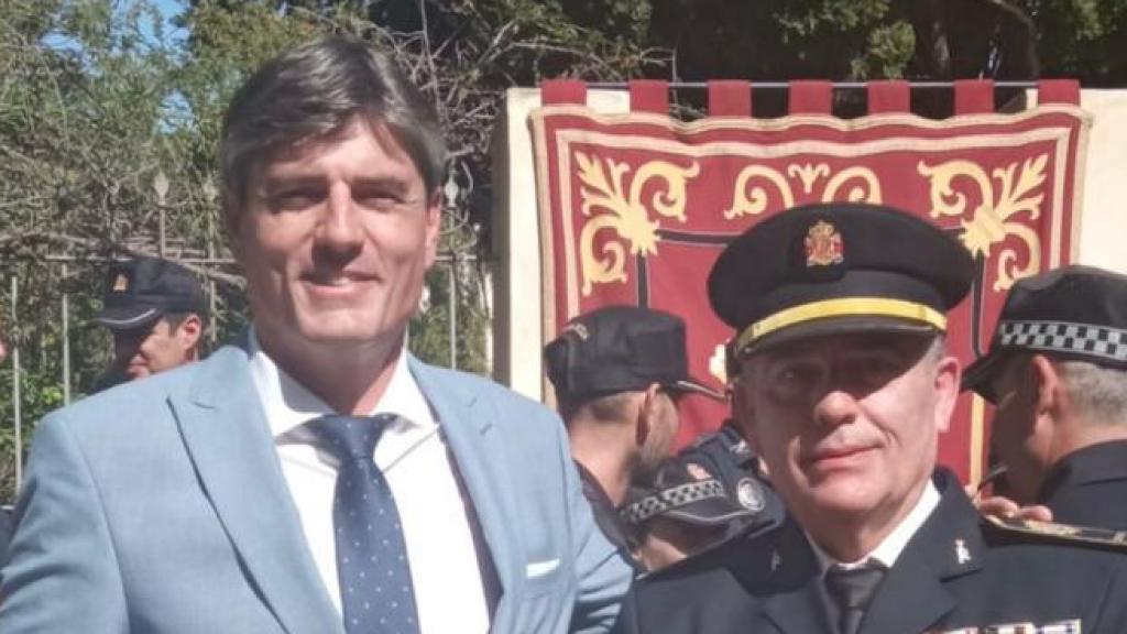 El alcalde de La Vila, Marcos Zaragoza, con uno de los inspectores nombrados por él.