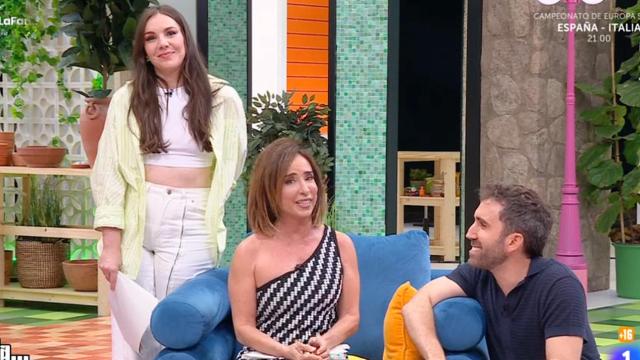 Inés Hernand, María Patiño y Aitor Albizua, en 'La familia de la tele'.