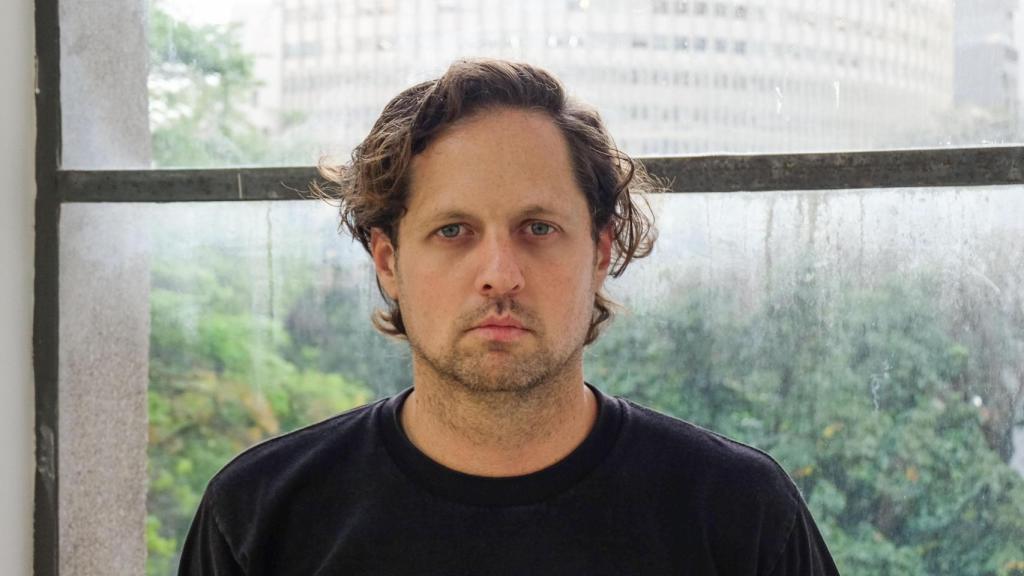 El escritor y periodista Vincent Bevins durante una sesión fotográfica.