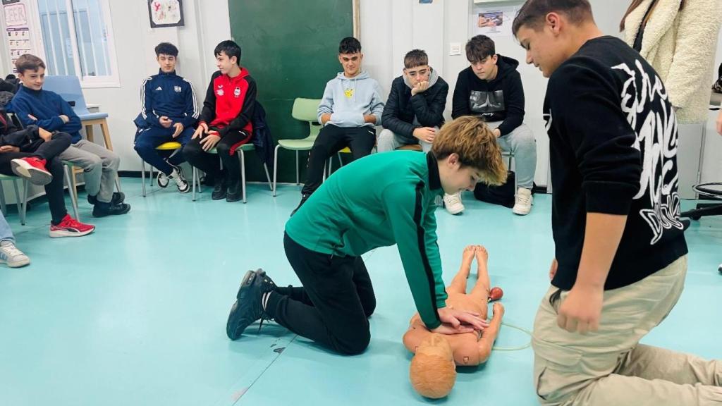 Alumnos de 3º ESO del CEIP Instituto Jaume I de Burriana, Castellón, durante una formación sobre RCP